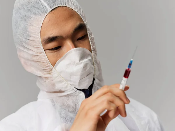 Чоловічий лікар вакцина лабораторні дослідження крупним планом коронавірус — стокове фото