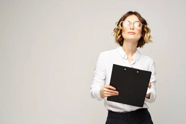 Donna d'affari con una cartella di documenti su uno sfondo chiaro vista ritagliata e camicia vestito — Foto Stock