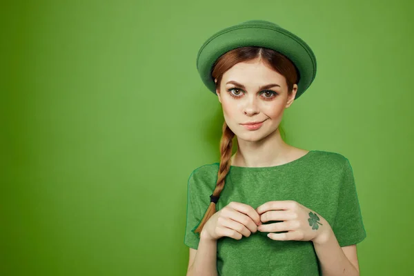 세인트 패트릭 데이의 초록색 옷을 입고 머리에 모자를 쓰고 — 스톡 사진