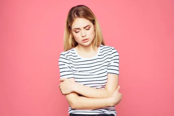 Frau in gestreiftem T-Shirt Emotionen Studio ausgeschnitten Ansicht Lifestyle rosa isoliert Hintergrund — Stockfoto