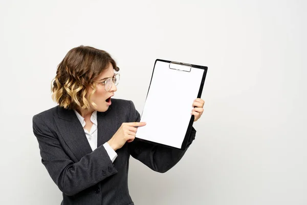 Femme d'affaires avec un dossier de documents sur un fond clair vue recadrée et costume chemise — Photo