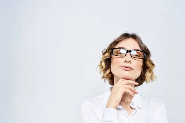 Kadın finans gözlüğü ofis ışıklandırma arka plan portre modeli — Stok fotoğraf
