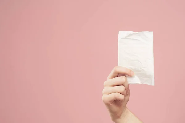 Položení v balení v ženských rukou na růžovém pozadí oříznutý pohled hygiena čistý vzhled — Stock fotografie