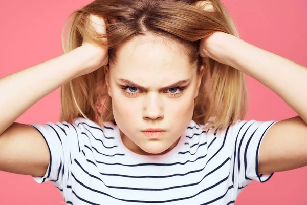 Blonde gestreifte T-Shirt Emotion Geste Hände unzufrieden Gesichtsausdruck rosa Hintergrund — Stockfoto