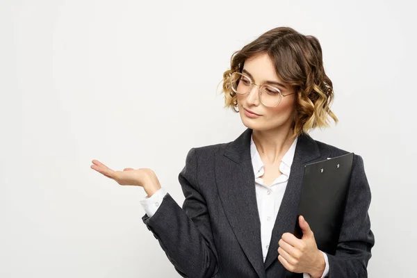 Žena v obleku finance práce dokumenty brýle účes — Stock fotografie