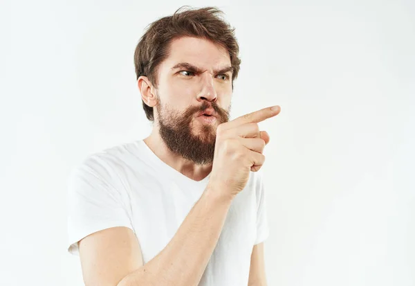 Портрет чоловіка емоції біла футболка товста борода — стокове фото