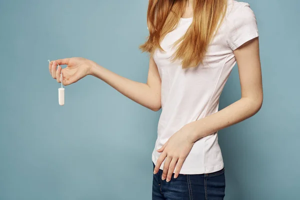 Жінка з тампоном і джинсами футболка менструація синій фон обрізаний вид гігієни — стокове фото