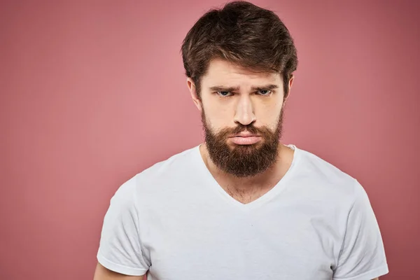 Hombre en camiseta blanca emociones estilo de vida expresión facial recortado ver fondo rosa. —  Fotos de Stock