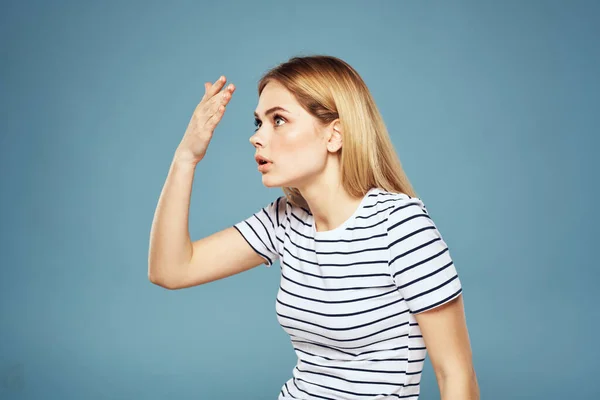 Sconvolto donna emozioni dispiacere gesti con le mani sfondo blu — Foto Stock
