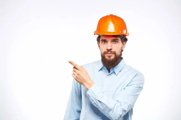 Homem em laranja chapéu duro indústria engenheiro trabalho profissional luz fundo — Fotografia de Stock