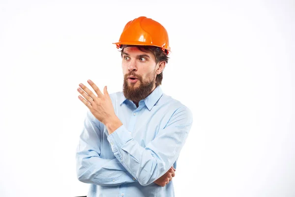 Un uomo in un casco arancione camicia costruzione industria lavorato luce sfondo — Foto Stock