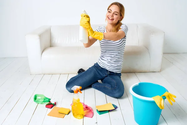 Donna pulizia camera pulizia igiene e servizio detergenti interni — Foto Stock