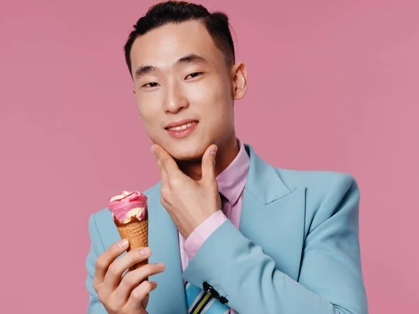 Χαριτωμένος άντρας σε μπλε κοστούμι παγωτό lifestyle διασκέδαση ροζ φόντο — Φωτογραφία Αρχείου