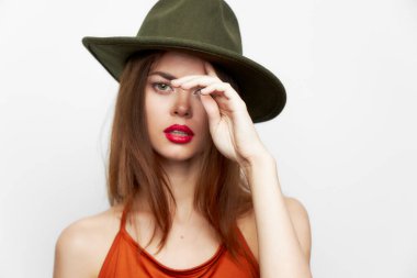 Şapkalı bir kadın. Lüks bir çekiciliği var. El ele tutuşuyor. 