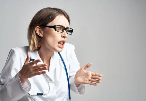 Retrato de enfermera en vestido médico y estetoscopio azul vista recortada —  Fotos de Stock