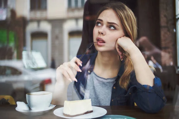 Ładna kobieta w kawiarni jedząc wakacje styl życia — Zdjęcie stockowe