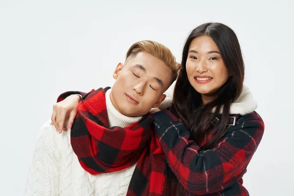Glücklich asiatisch frau und guy hugging auf isolation hintergrund verheiratet — Stockfoto