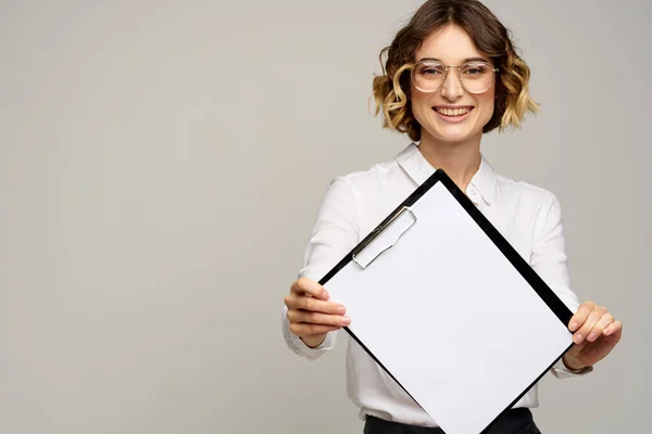 Business woman in a light shirt and a folder with documents in hands cropped view of work — Stock Photo, Image