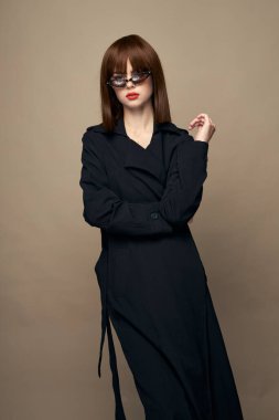 Şatafatlı kadın siyah ceketli büyüleyici gülümseme izole bir arka planda eğleniyor. 