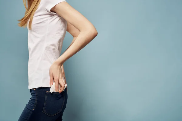 Mujer con tira en jeans bolsillo menstruación días críticos — Foto de Stock