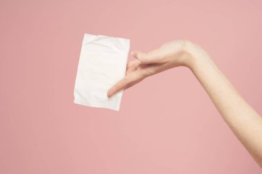 Pembe arka planda paketler içinde uzanmış. Hijyen öngörüsü temiz.