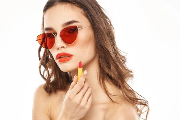 Modna brunetka w okularach przeciwsłonecznych z makijażem model szminki — Zdjęcie stockowe