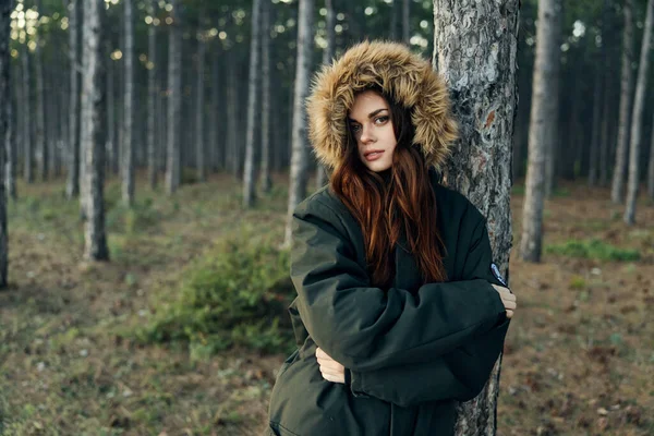 Kadın dışarıda sonbahar ormanı özgürlük yaşam tarzı — Stok fotoğraf