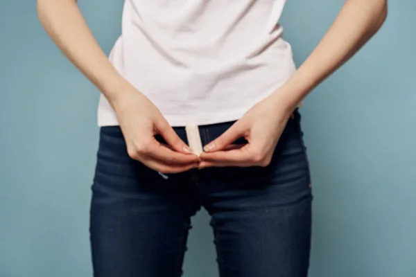 Mulher com tampão e jeans t-shirt menstruação azul fundo recortado vista higiene — Fotografia de Stock