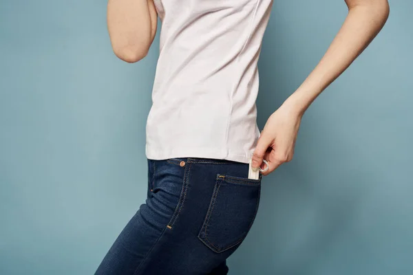 Mulher com tampão e jeans t-shirt menstruação azul fundo recortado vista higiene — Fotografia de Stock