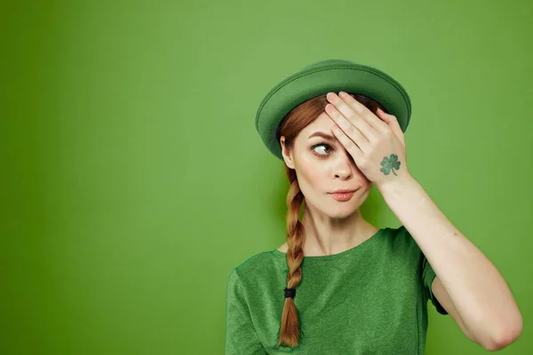 San Patrizio ragazza giorno in abiti verdi e un cappello sulla testa — Foto Stock