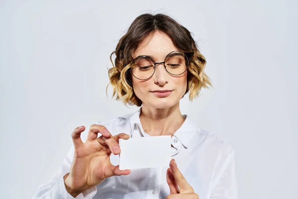Business nő kártya a kezében fény háttér hitelkártya mockup — Stock Fotó
