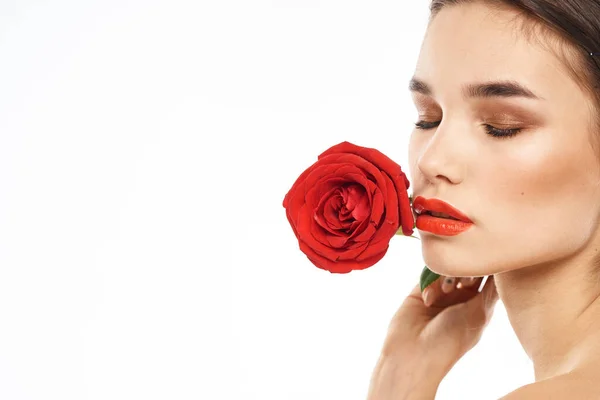 Krásná žena s červenou růží v blízkosti obličeje make-up nahý ramena portrét — Stock fotografie