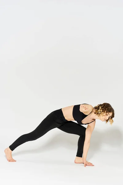 Kobieta w odzieży sportowej zajmuje się fitness wewnątrz gimnastyka szczupła postać — Zdjęcie stockowe