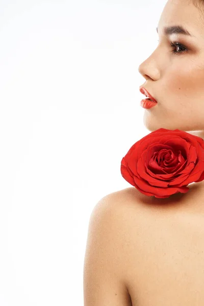 Portret kobiety z czerwoną różą nagie ramiona Makijaż na brunetce twarz — Zdjęcie stockowe