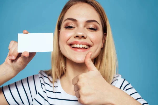 Donna con un biglietto da visita in mano una maglietta a righe sfondo blu Copia Spazio — Foto Stock