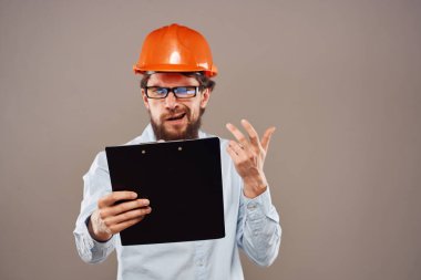 İş üniformalı adam turuncu kask servis profesyonel operasyon kılavuzu