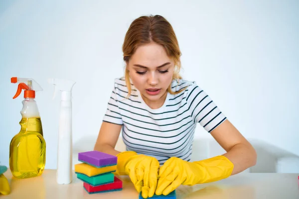 Mujer en la mesa de lavado suministros servicio de higiene de las tareas domésticas — Foto de Stock