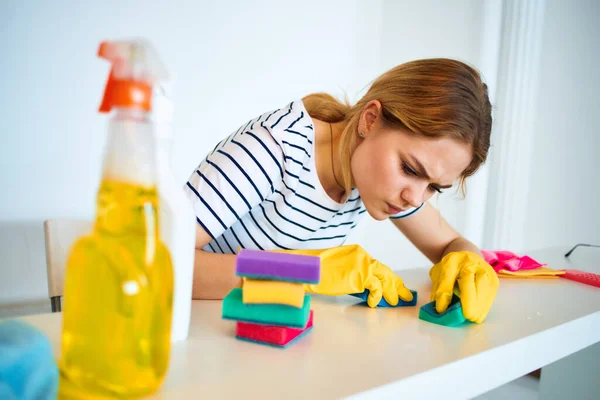 Mujer limpia esponja mesa servicio de limpieza del hogar estilo de vida — Foto de Stock
