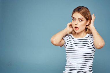 Duygusal kadın çizgili tişörtlü yaşam biçimi mavi arka plan