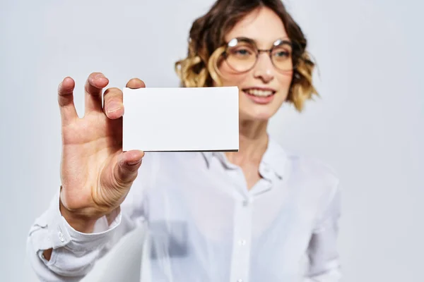 Business woman with card in hand light credit card mockup — стоковое фото