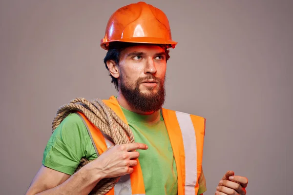 一家建筑公司橙色油漆行业的大胡子男子 — 图库照片