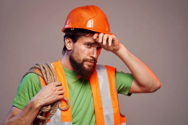 戴橙色头盔的人工作工程师专业工具 — 图库照片