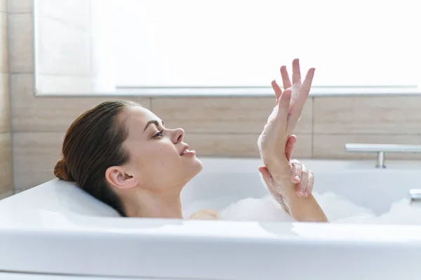 Mujer de piel limpia en baño con espuma blanca cosmetología —  Fotos de Stock