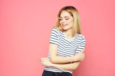 Çizgili tişört giymiş bir kadın stüdyosunun pembe izole edilmiş yaşam tarzını izledi.