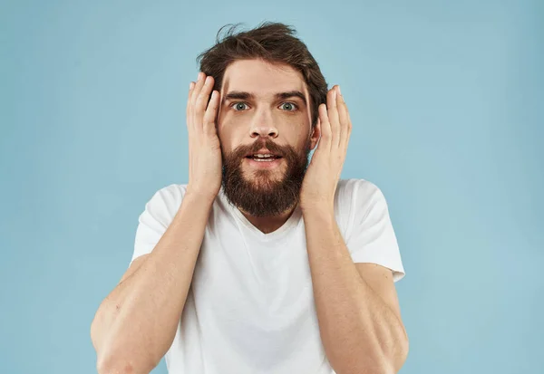 Спантеличений чоловік з бородою на синьому фоні емоції несподіванки — стокове фото