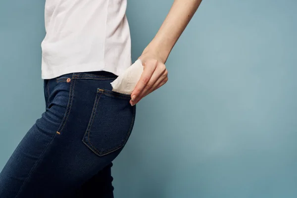 Mujer con tira en jeans bolsillo menstruación días críticos — Foto de Stock