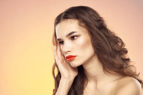 Belle femme maquillage lumineux soins de coiffure close-up modèle de style élégant — Photo
