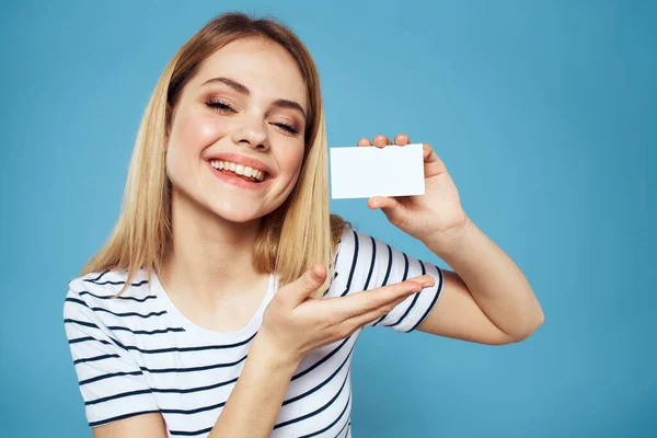 Donna con un biglietto da visita in mano una maglietta a righe sfondo blu Copia Spazio — Foto Stock