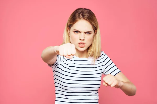 Loira listrado t-shirt emoção gesto mãos desagradadas expressão facial rosa fundo — Fotografia de Stock