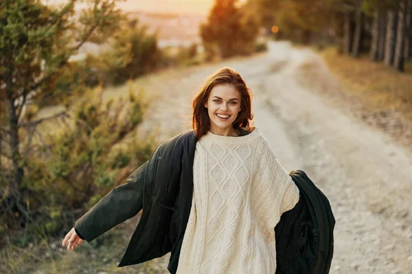 Mujer turista cálidas chaquetas de otoño en la naturaleza de viaje por carretera —  Fotos de Stock